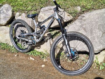 Used Commencal FRS High Polished 2023 Mountainbike, Light Gray — image 1 of 5