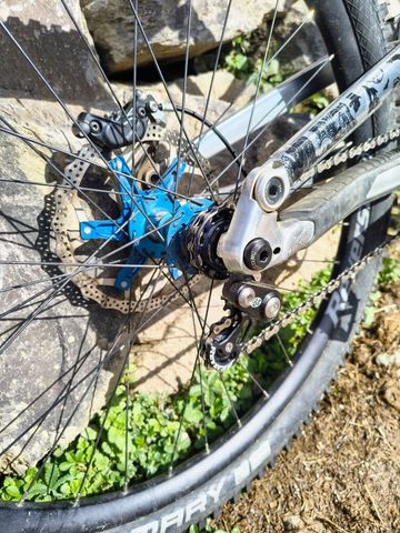 Used Commencal FRS High Polished 2023 Mountainbike, Light Gray — image 4 of 5
