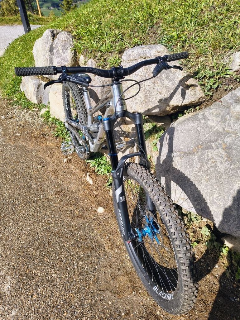 Used Commencal FRS High Polished 2023 Mountainbike, Light Gray — image 3 of 5