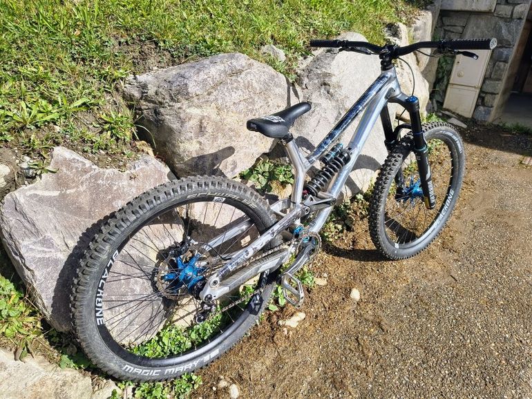 Used Commencal FRS High Polished 2023 Mountainbike, Light Gray — image 2 of 5