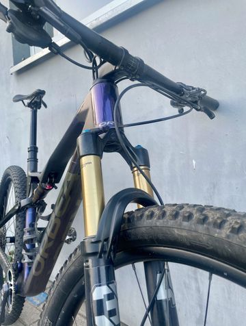 Used Orbea OIZ M-PRO 2023 2023 Mountainbike, Purple, 29 — image 4 of 7