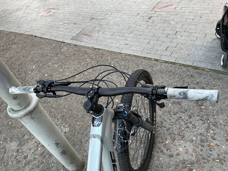 Used Lapierre XRM 6.9 2023 2023 Mountainbike, Light Gray, 29 — image 3 of 7