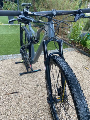 Used Head Adapt Edge 2018 2018 Mountainbike, Light Gray, 29 — image 10 of 11