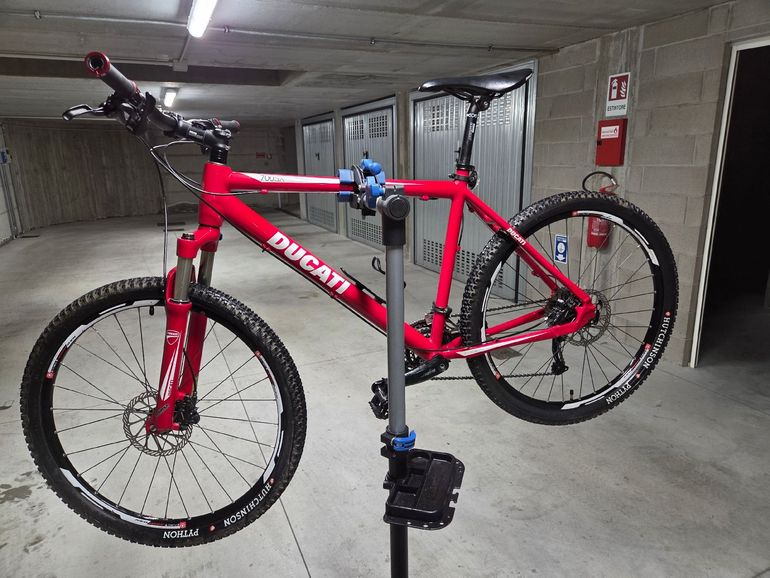 Used Bianchi 700 Sx 2012 Mountainbike, Red — image 2 of 10