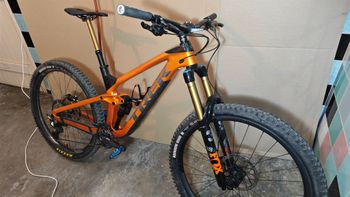Used Trek Slash 9.8 XT 2021 2021 Mountainbike, Orange, 29 — image 2 of 14