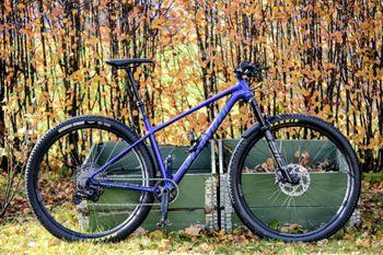 Used Specialized Chisel Custom XT 2024 2024 Mountainbike, Blue — image 1 of 5