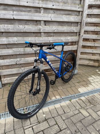 Trek Marlin 6 2020 2020 Mountainbike usato, Blu — immagine 2 di 9