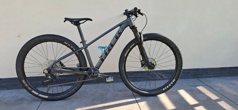 Used Trek X-Caliber 8 2022 2022 Mountainbike, Light Gray, 27.5, 29 — image 3 of 6