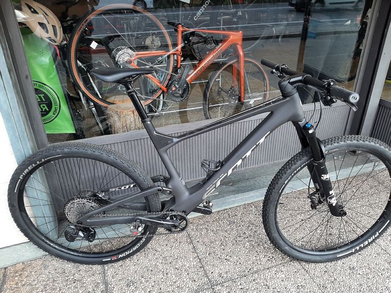 Used Scott Spark RC Team 2022 2022 Mountainbike, Black, 29 — image 2 of 7