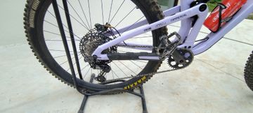 Used Commencal META V5 Shimano Deore XT 2023 Mountainbike, Purple — image 3 of 9