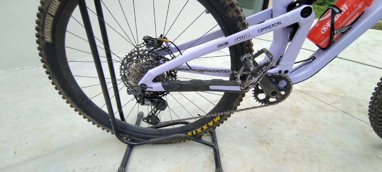 Used Commencal META V5 Shimano Deore XT 2023 Mountainbike, Purple — image 3 of 9