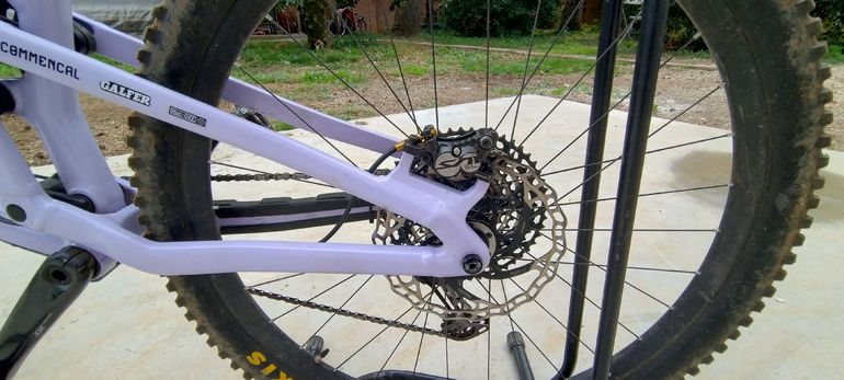 Used Commencal META V5 Shimano Deore XT 2023 Mountainbike, Purple — image 4 of 9
