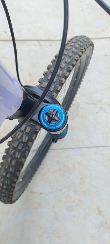 Used Commencal META V5 Shimano Deore XT 2023 Mountainbike, Purple — image 8 of 9