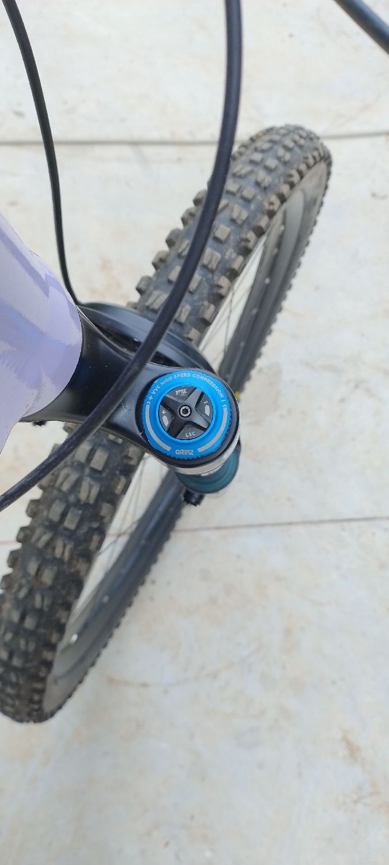 Used Commencal META V5 Shimano Deore XT 2023 Mountainbike, Purple — image 8 of 9