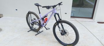 Used Commencal META V5 Shimano Deore XT 2023 Mountainbike, Purple — image 2 of 9