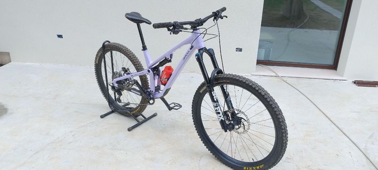 Used Commencal META V5 Shimano Deore XT 2023 Mountainbike, Purple — image 2 of 9