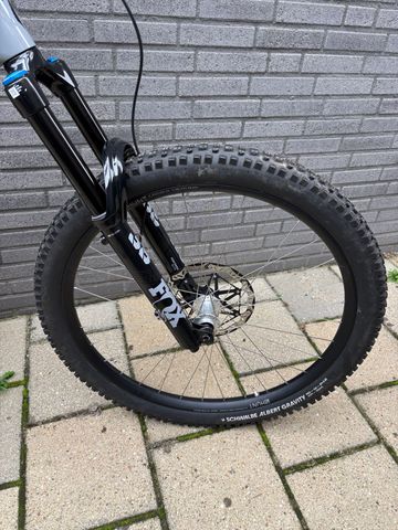 Used Specialized Kenevo SL Expert 2022 Mountainbike, Light Gray, 29 — image 5 of 11
