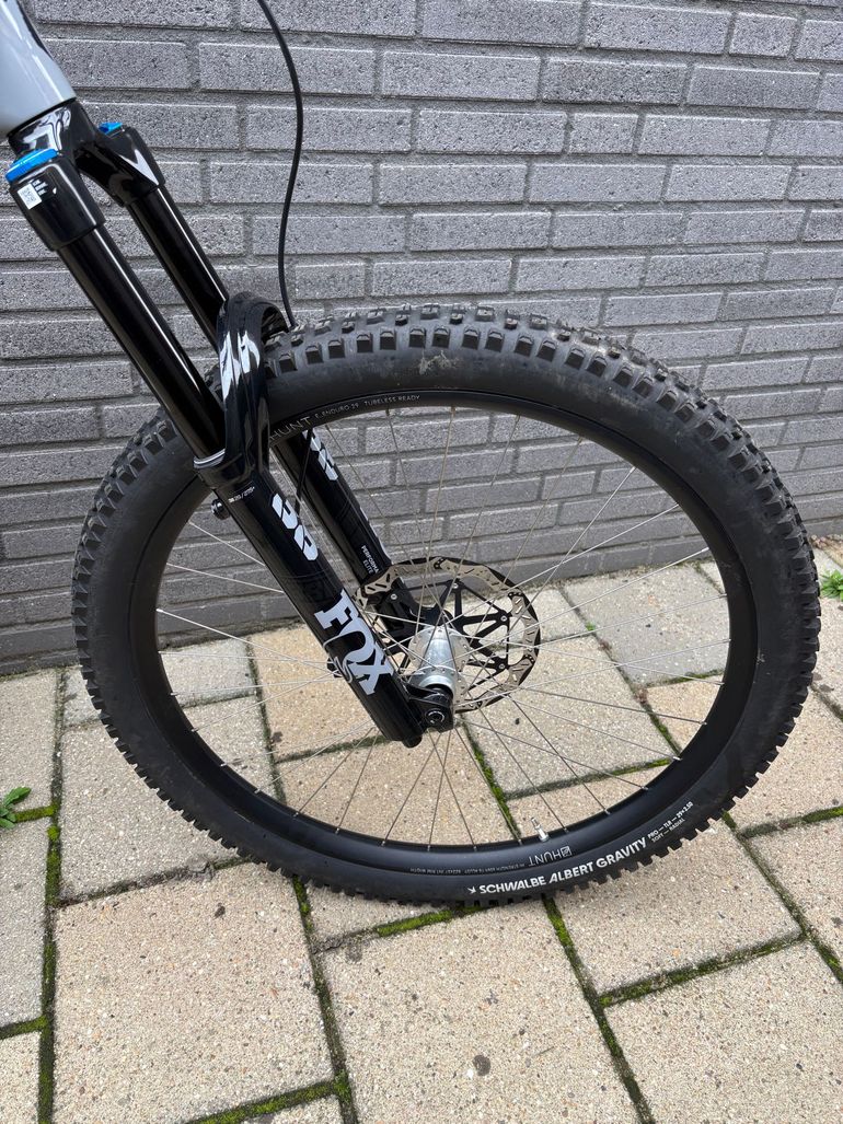 Used Specialized Kenevo SL Expert 2022 Mountainbike, Light Gray, 29 — image 5 of 11