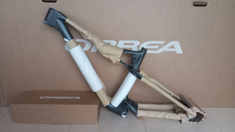 Used Orbea Oiz Frameset 2025 Mountainbike, Light Gray — image 4 of 7