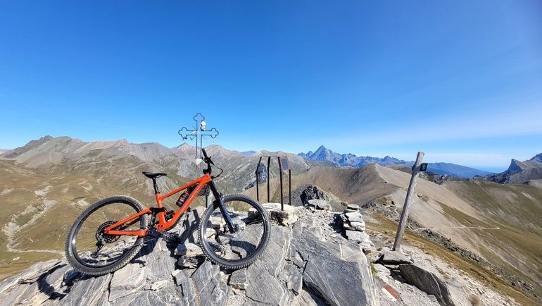 Used Specialized Enduro Comp 2022 2022 Mountainbike, Red, 29 — image 2 of 3