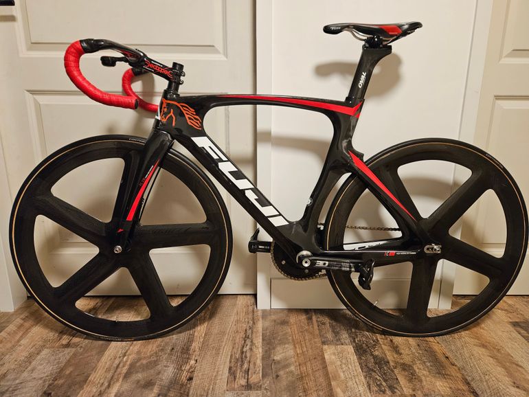 Used Fuji Track Single Speed / Fixed Gear 2016 Road & Gravel, Red — image 2 of 5