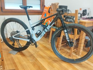 Used BMC Fourstroke SRAM X01 Eagle AXS 2024 Mountainbike, White — image 1 of 7