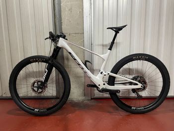 Used Scott Spark RC Pro 2022 2022 Mountainbike, White, 29 — image 2 of 10