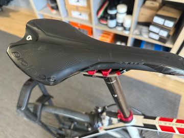 Trek Madone 2.1 H2 Compact 2015 2015 Road & Gravel usato, Bianco — immagine 3 di 9
