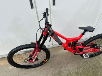Used Santa Cruz V10 SRAM GX DH 2025 Mountainbike, Red — image 4 of 9