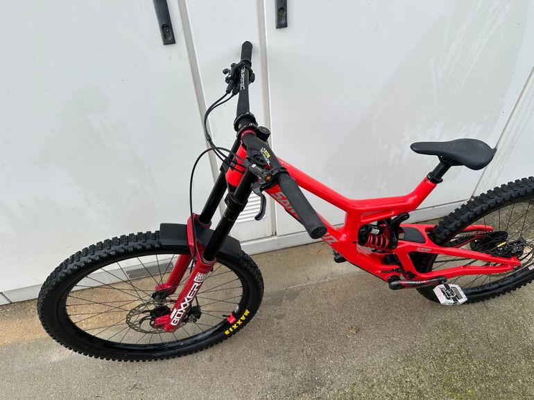 Used Santa Cruz V10 SRAM GX DH 2025 Mountainbike, Red — image 4 of 9