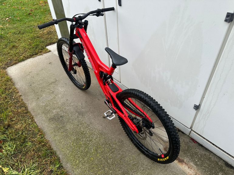 Used Santa Cruz V10 SRAM GX DH 2025 Mountainbike, Red — image 5 of 9