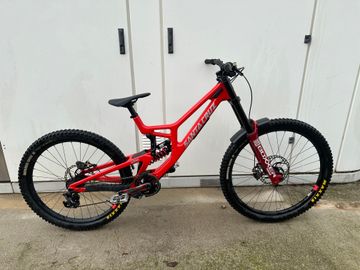 Used Santa Cruz V10 SRAM GX DH 2025 Mountainbike, Red — image 1 of 9