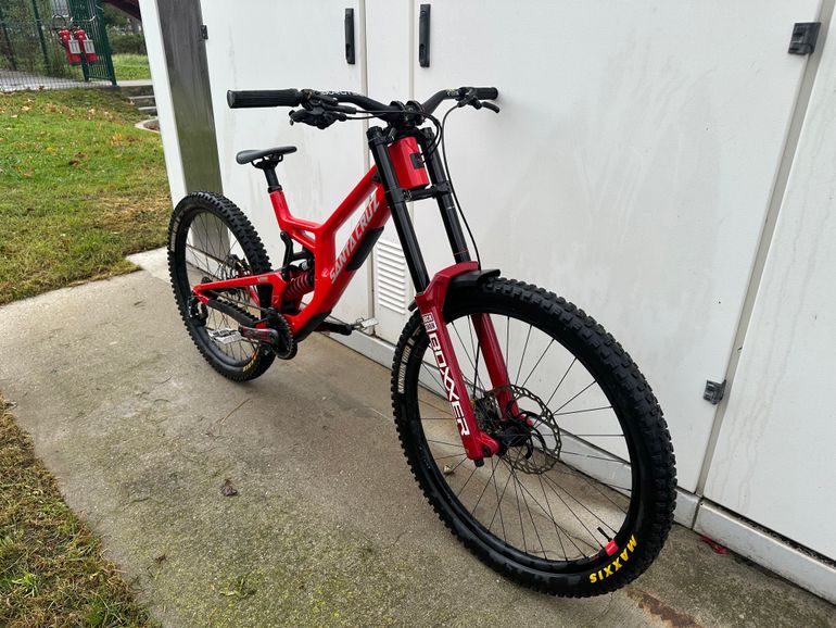 Used Santa Cruz V10 SRAM GX DH 2025 Mountainbike, Red — image 8 of 9