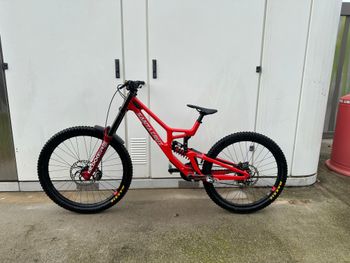 Used Santa Cruz V10 SRAM GX DH 2025 Mountainbike, Red — image 2 of 9