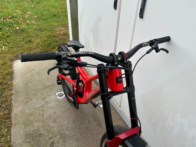 Used Santa Cruz V10 SRAM GX DH 2025 Mountainbike, Red — image 9 of 9