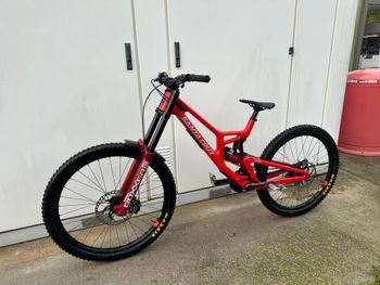Used Santa Cruz V10 SRAM GX DH 2025 Mountainbike, Red — image 3 of 9
