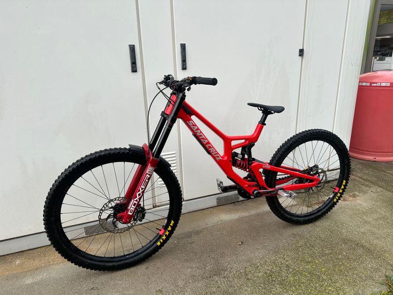 Used Santa Cruz V10 SRAM GX DH 2025 Mountainbike, Red — image 3 of 9