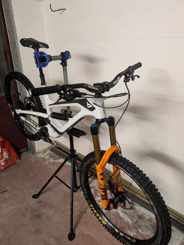 Used YT Industries CAPRA 27 CF Pro 2019 2019 Mountainbike, White, 27.5 — image 4 of 8