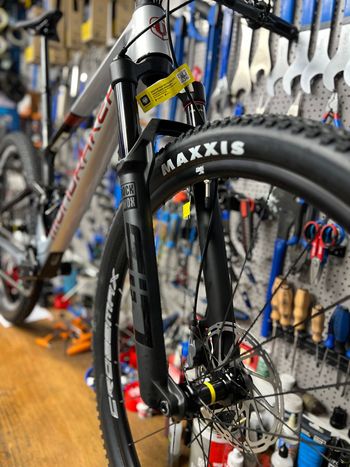 Used Mondraker F-podium SRAM GX Eagle AXS (T-Type) 2025 Mountainbike, Light Gray — image 7 of 16