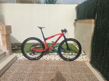 Used Trek Supercaliber 9.8 XT 2021 2021 Mountainbike, Red, 29 — image 4 of 13