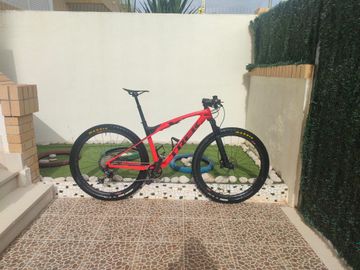 Used Trek Supercaliber 9.8 XT 2021 2021 Mountainbike, Red, 29 — image 4 of 13