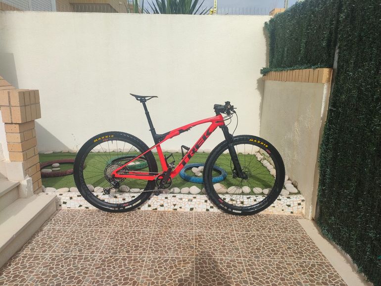 Used Trek Supercaliber 9.8 XT 2021 2021 Mountainbike, Red, 29 — image 4 of 13