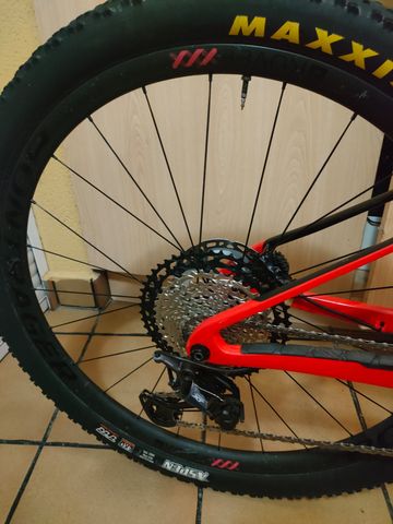 Used Trek Supercaliber 9.8 XT 2021 2021 Mountainbike, Red, 29 — image 2 of 13