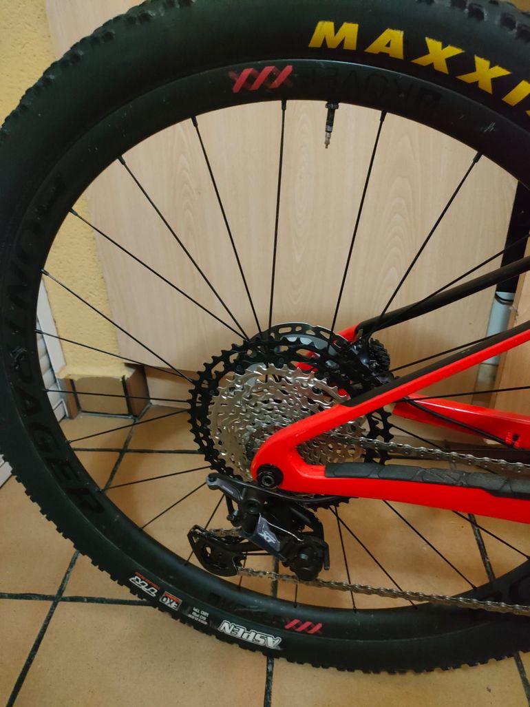 Used Trek Supercaliber 9.8 XT 2021 2021 Mountainbike, Red, 29 — image 2 of 13