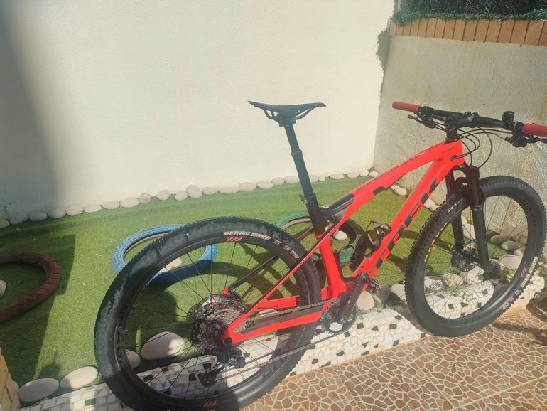 Used Trek Supercaliber 9.8 XT 2021 2021 Mountainbike, Red, 29 — image 5 of 13