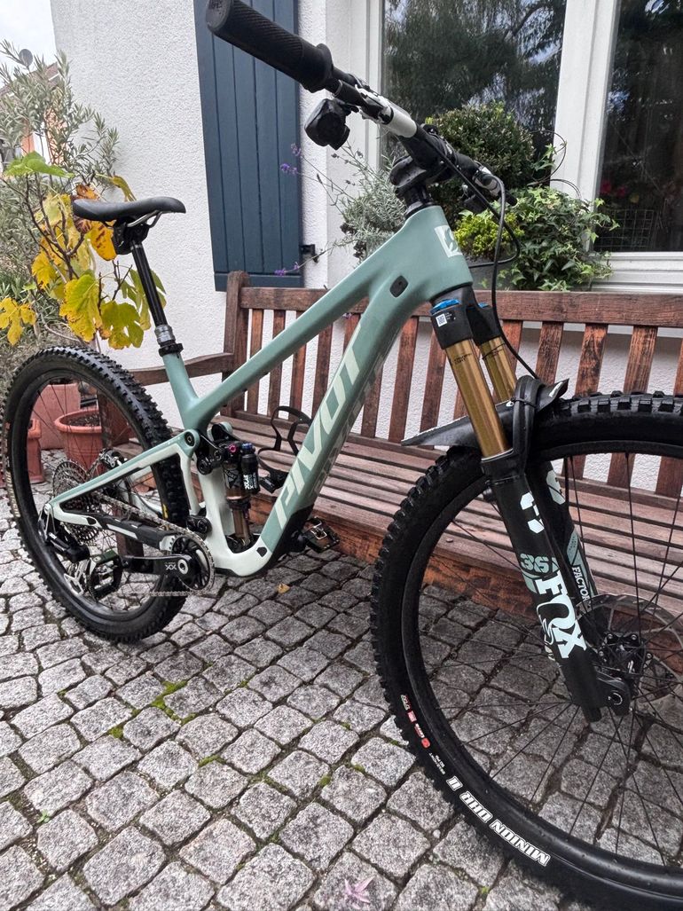 Used Pivot Trailcat Lt 2025 Mountainbike, Light Gray — image 3 of 15