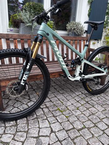 Used Pivot Trailcat Lt 2025 Mountainbike, Light Gray — image 10 of 15