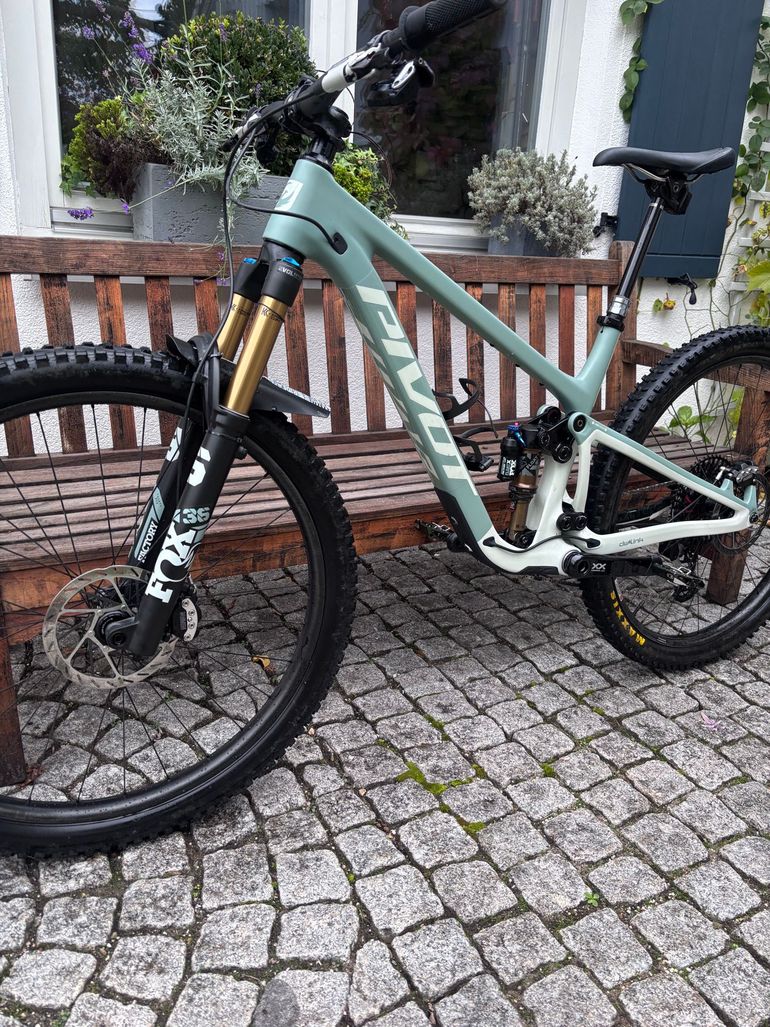 Used Pivot Trailcat Lt 2025 Mountainbike, Light Gray — image 10 of 15
