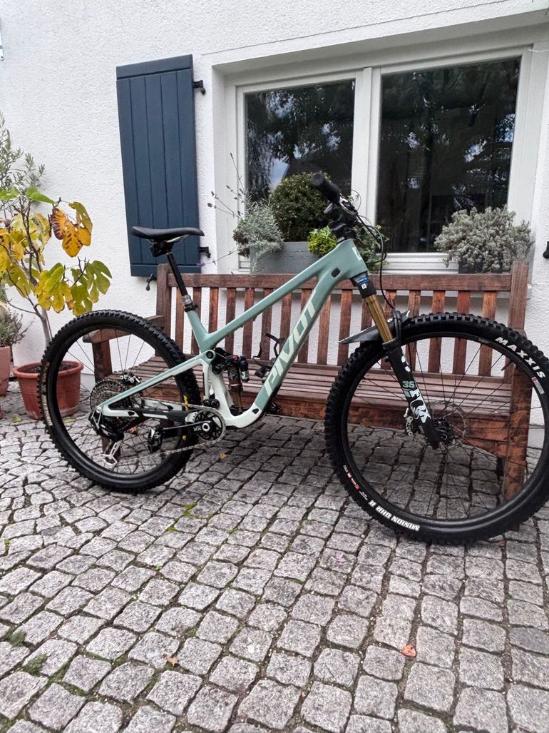 Used Pivot Trailcat Lt 2025 Mountainbike, Light Gray — image 2 of 15