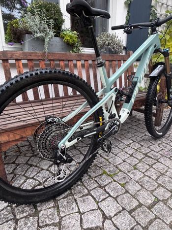 Used Pivot Trailcat Lt 2025 Mountainbike, Light Gray — image 4 of 15